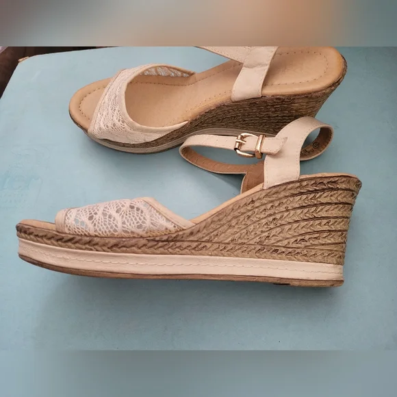 Pretty Beige Lace Wedge Sandals sz 10 - Picture 3 of 5